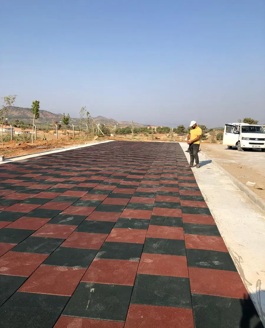 Yeni Park Kauçuk Karo Serimi - tamamlanmış zemin kaplama uygulaması